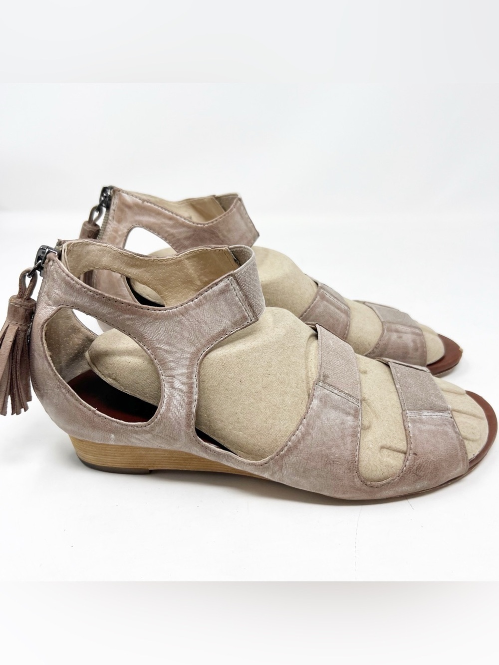 MATT BERNSON TAUPE GLADIATOR STYLE WEDGE SANDALS BACK TASSLE ZIP WOMENS SZ 7